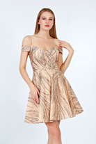 Abito corto svasato nude con fantasia glitterata dorata e scollo a barchetta, moda-Mania, elegante e femminile.