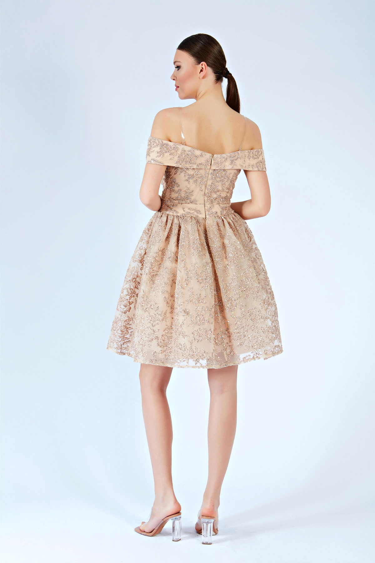 Abito corto svasato nude in tulle con fantasia glitterata dorata e scollo a barchetta, firmato Moda-Mania.