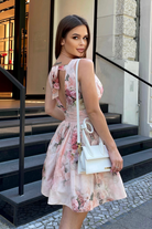 Abito corto svasato pesca chiaro con fantasia floreale e apertura posteriore, marca Moda-Mania, tessuto leggero e femminile.