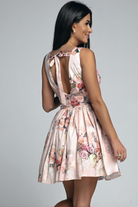 Abito corto svasato pesca chiaro con fantasia floreale e apertura sulla schiena, firmato Moda-Mania, in tessuto leggero e femminile.