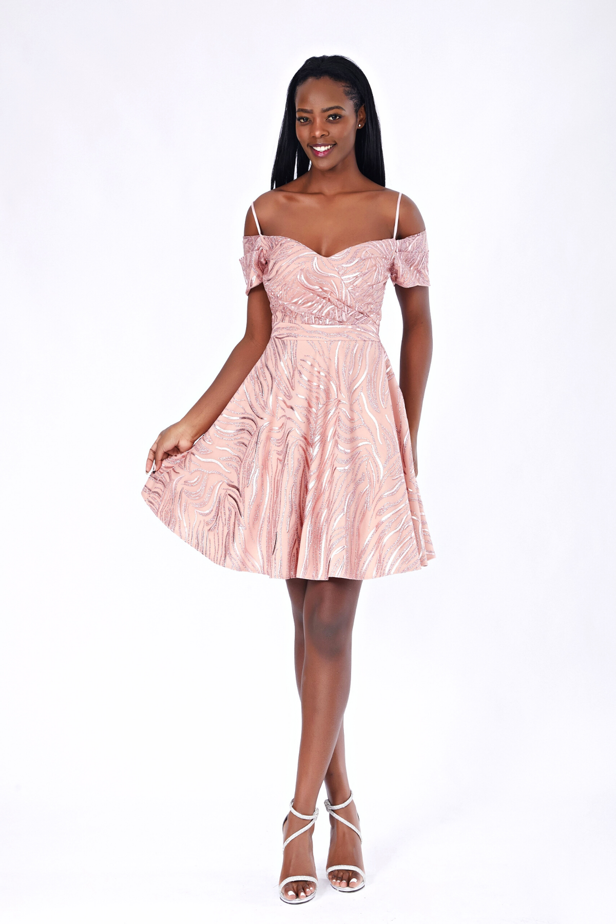 Abito corto svasato rosa fantasia glitterata con scollo a barchetta, brand Moda-Mania, dettaglio di abiti corti eleganti.