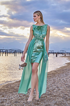 Abito corto verde oliva in paillettes con aperture laterali e strascico removibile, moda elegante e raffinata, marca Moda-Mania.