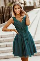 Abito corto verde scuro svasato princess Moda-Mania con corpetto ricamato e gonna in tulle a strati, perfetto per occasioni speciali.