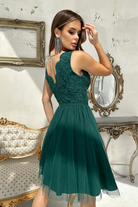 Abito corto verde scuro svasato princess di Moda-Mania con corpetto ricamato e gonna in tulle a strati, tavolozza elegante.