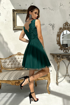 Abito corto verde scuro svasato princess Moda-Mania con corpetto ricamato e gonna in tulle a strati, stile elegante e femminile.