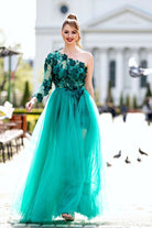 Abito corto verde smeraldo a fiori con manica mono, gonna lunga e ampia in tulle, di moda-Mania, dettaglio visibile in foto.