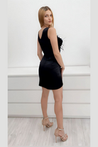 Abito corto nero Moda-Mania con corpetto a fiori 3D e gonna a tulipano in taffetà, dettagli eleganti e femminili.