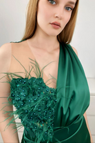 Abito corto verde smeraldo Moda-Mania con corpetto floreale 3D e gonna a tulipano in taffetà, perfetto per occasioni eleganti.