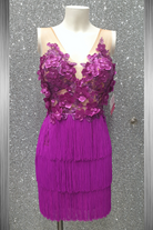 Abito corto magenta Moda-Mania con corpetto a fiori 3D e gonna in frange decorativa, stile elegante e femminile.
