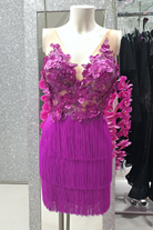 Abito corto magenta Moda-Mania con corpetto a fiori 3D e gonna in frange decorativa, stile elegante e originale.