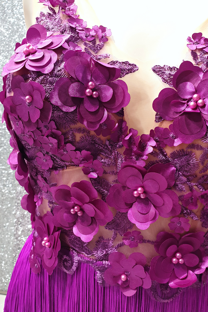 Abito corto viola Axa con corpetto a fiori 3D e gonna in frange decorative
