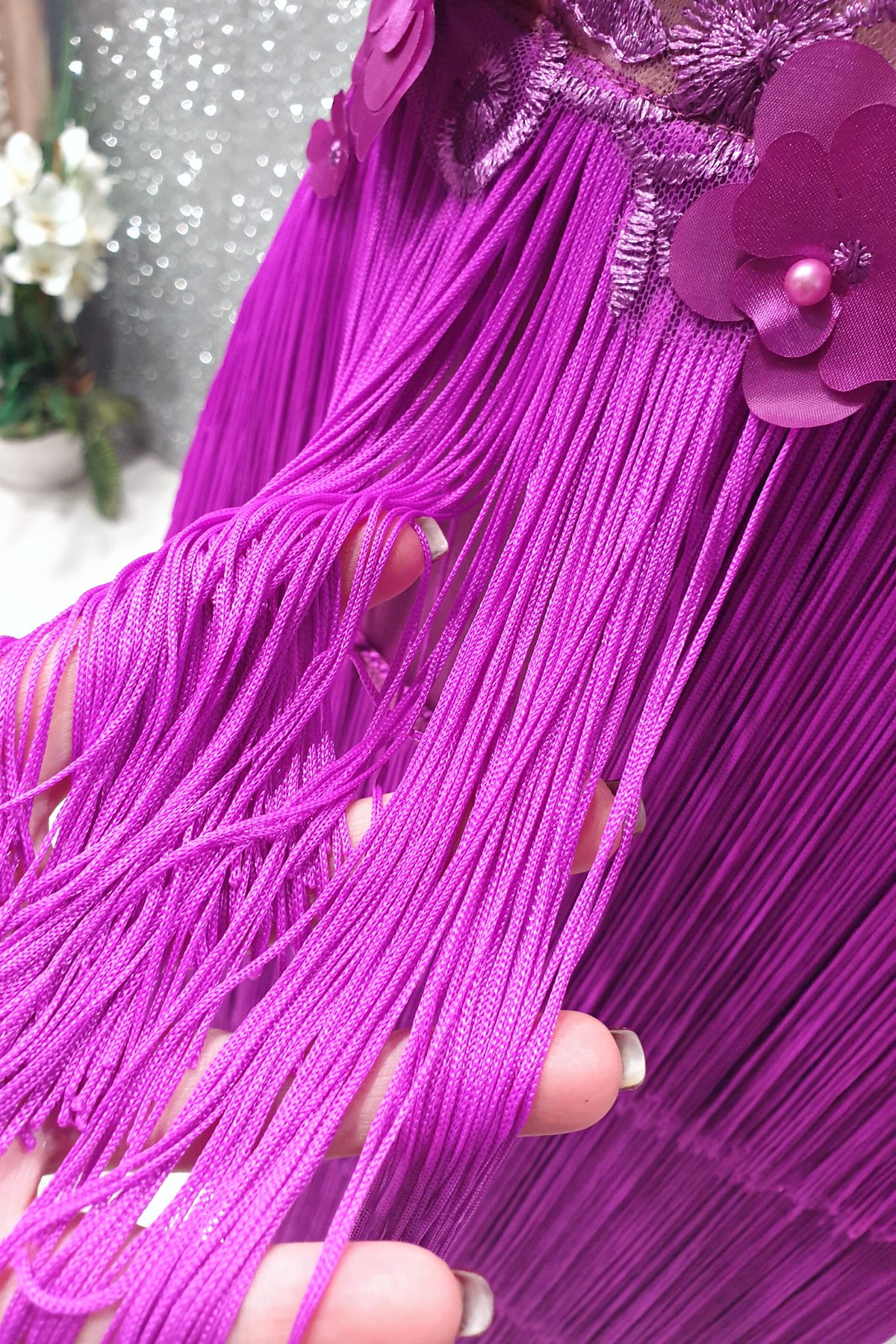 Abito corto magenta Moda-Mania con corpetto a fiori 3D e gonna in frange decorativa, stile elegante e femminile