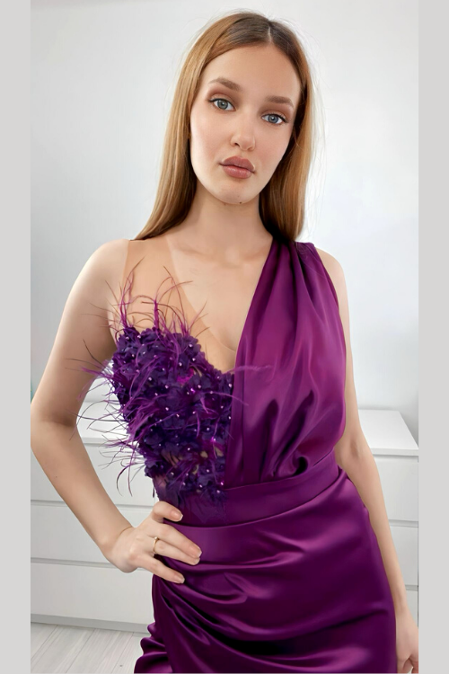 Abito corto viola prugna Moda-Mania, con corpetto a fiori 3D e gonna a tulipano in taffetà, elegante e femminile.