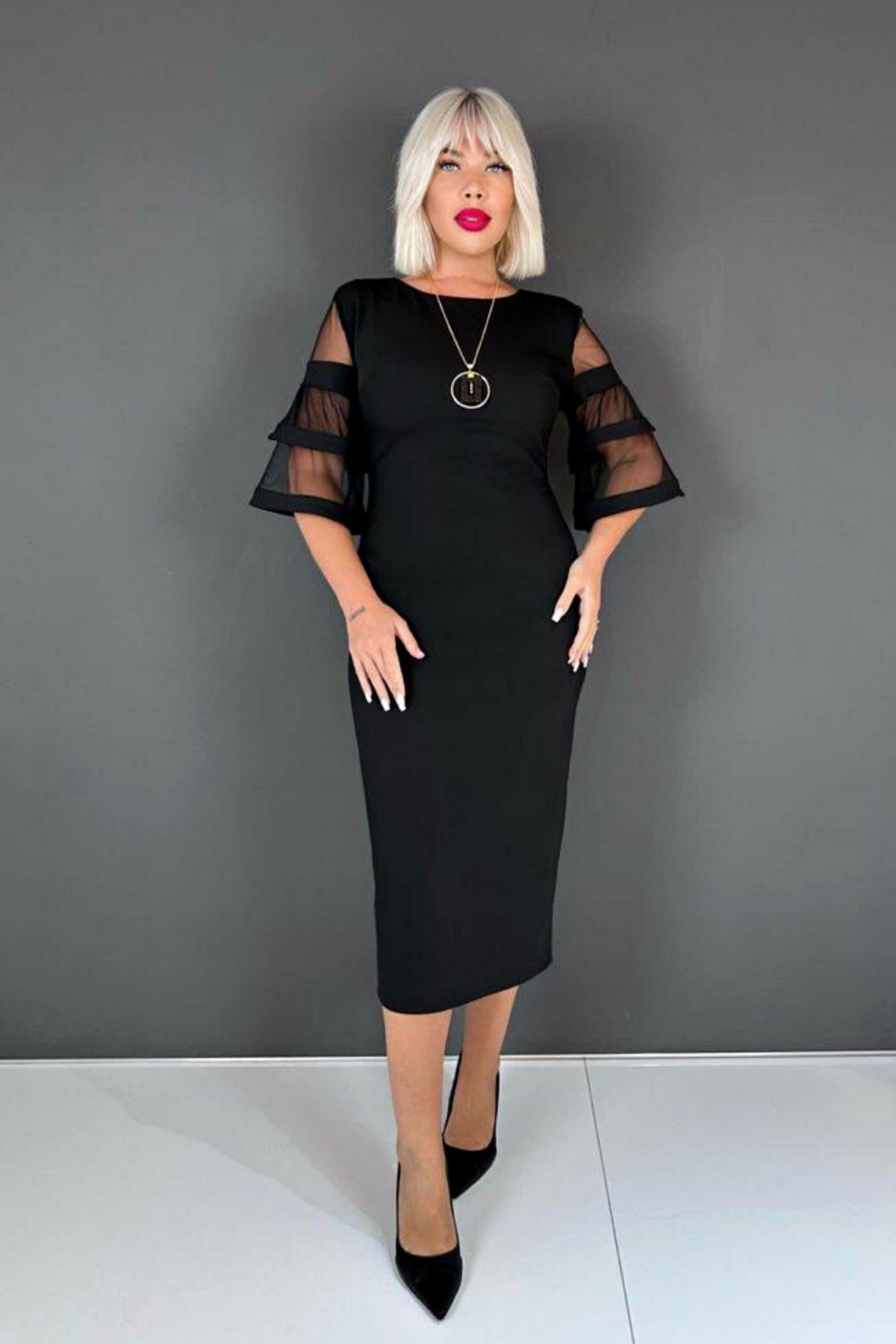 Abito midi nero per donne curvy di Moda-Mania con maniche a campana in tulle e zip doppio cursore, stile elegante e femminile.