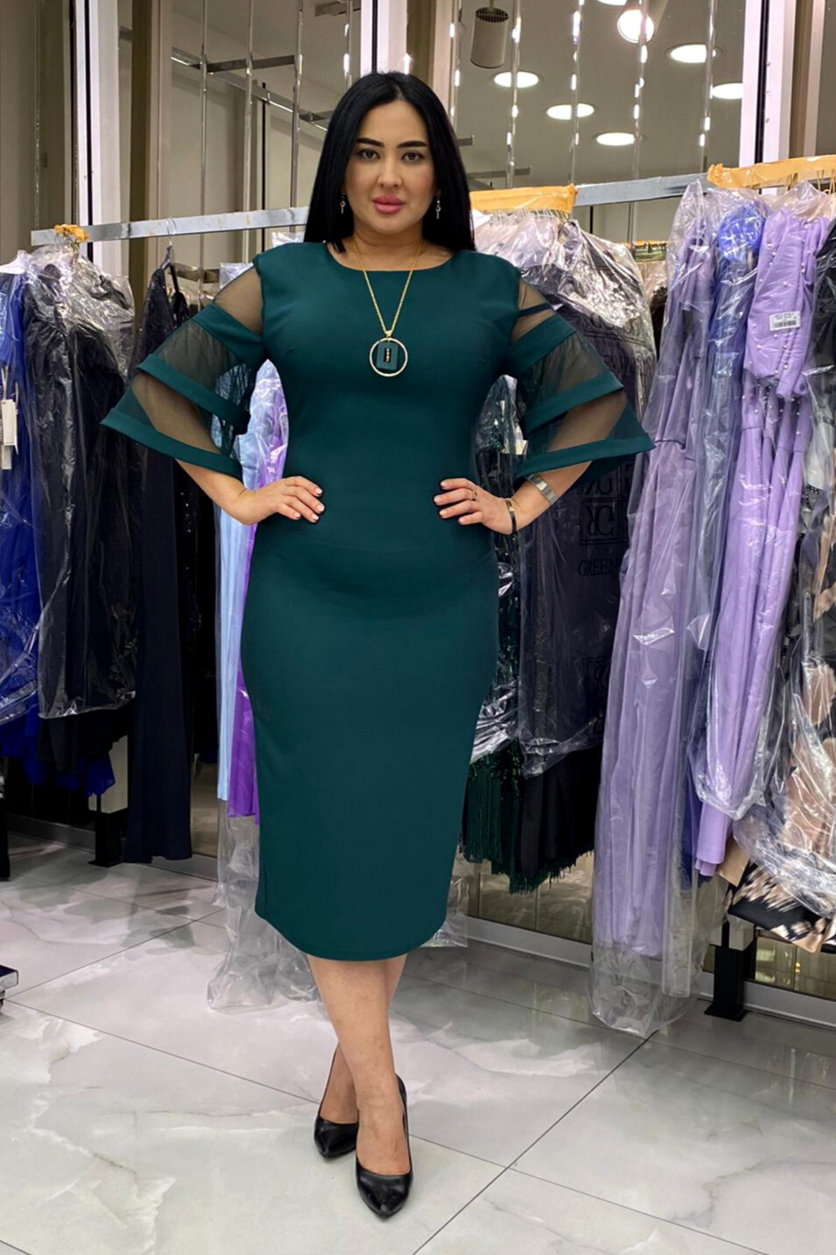 Abito donna curvy verde smeraldo midi con maniche a campana in tulle e chiusura con zip a doppio cursore, moda-modellata.