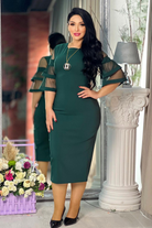 Abito midi verde smeraldo per donne curvy con maniche a campana in tulle e zip a doppio cursore, stile elegante e moderno.
