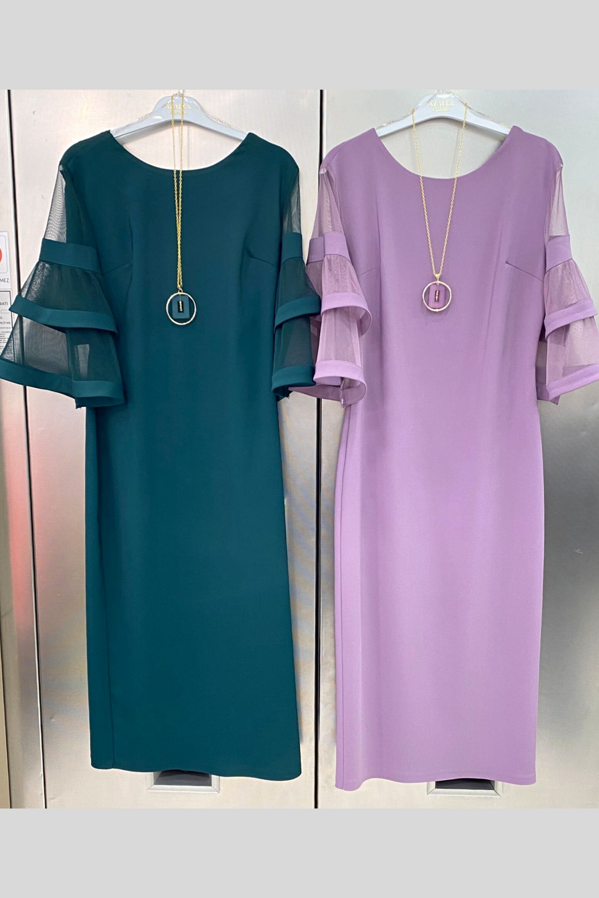 Abito donna curvy verde smeraldo midi con maniche a campana in tulle e zip doppio cursore, vestito corto elegante in moda-mania