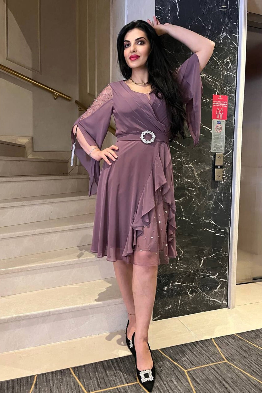 Abito corto donna curvy in georgette lavanda viola con perline, strass e cinturino, perfetto per occasioni eleganti.