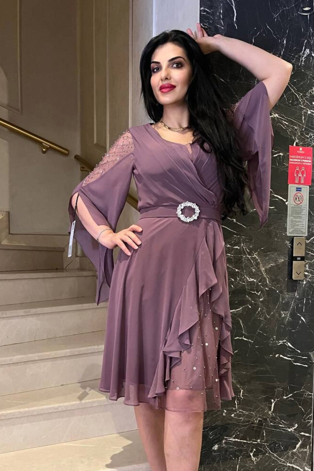 Abito donna curvy corto al ginocchio lavanda viola in georgette con perline, strass e cinturino, marca Moda-Mania.