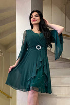 Abito donna curvy corto al ginocchio verde scuro in georgette con perline, strass e cinturino, stile elegante e femminile.