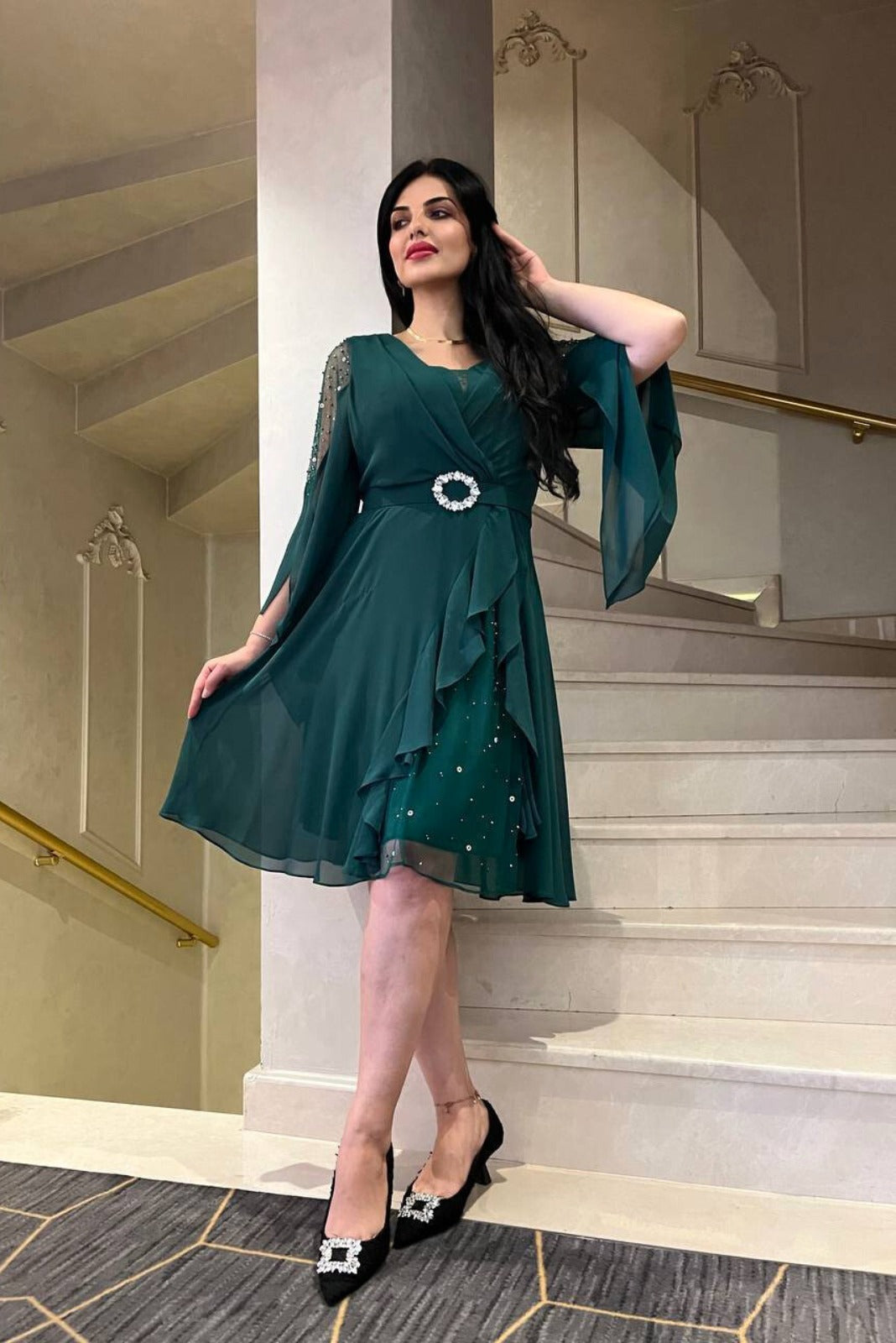 Abito corto da donna curvy verde scuro in georgette con perline, strass e cinturino, perfetto per occasioni speciali.