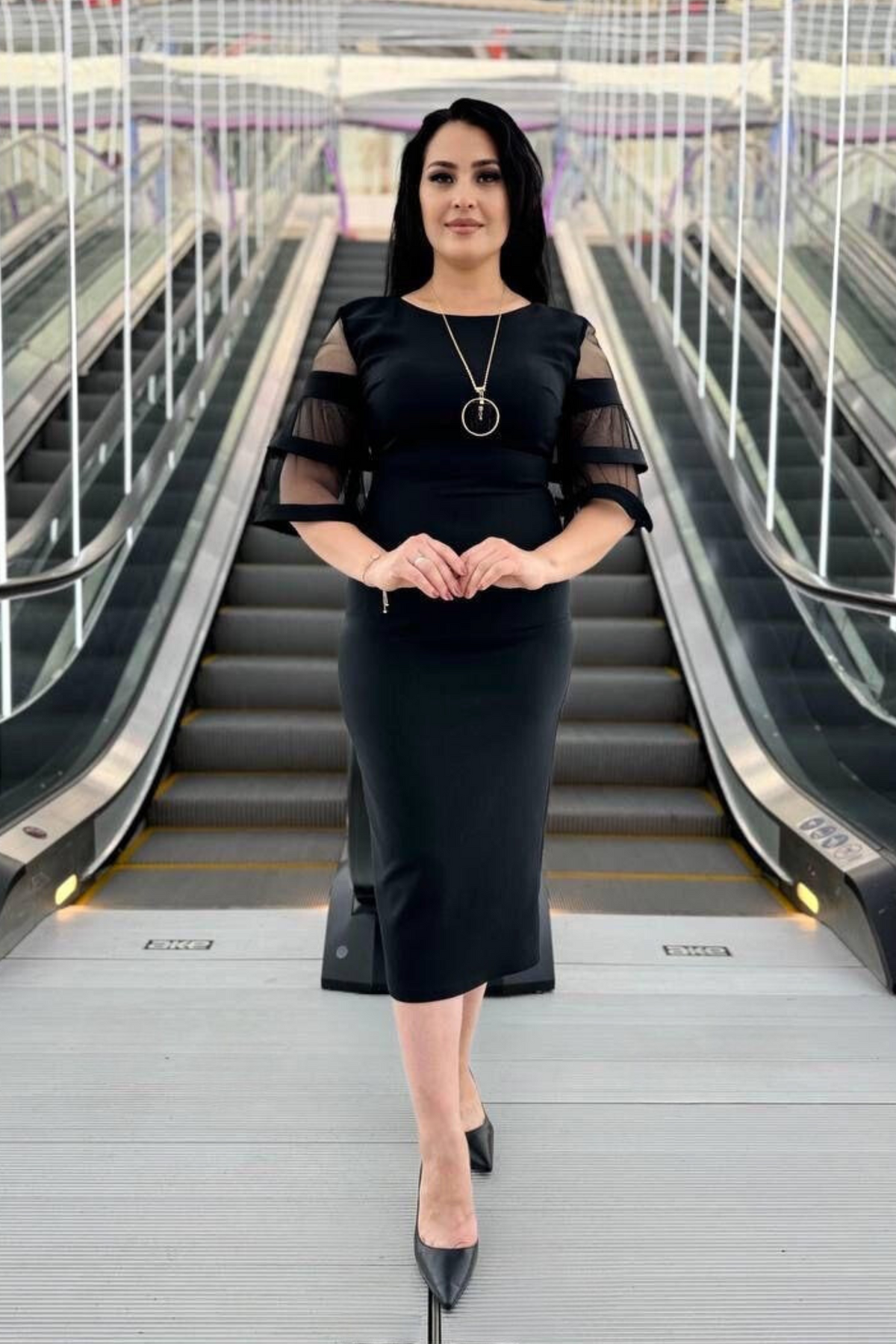Abito midi nero donna curvy Moda-Mania con maniche a campana in tulle e zip doppio cursore, vestibilità elegante e moderna.