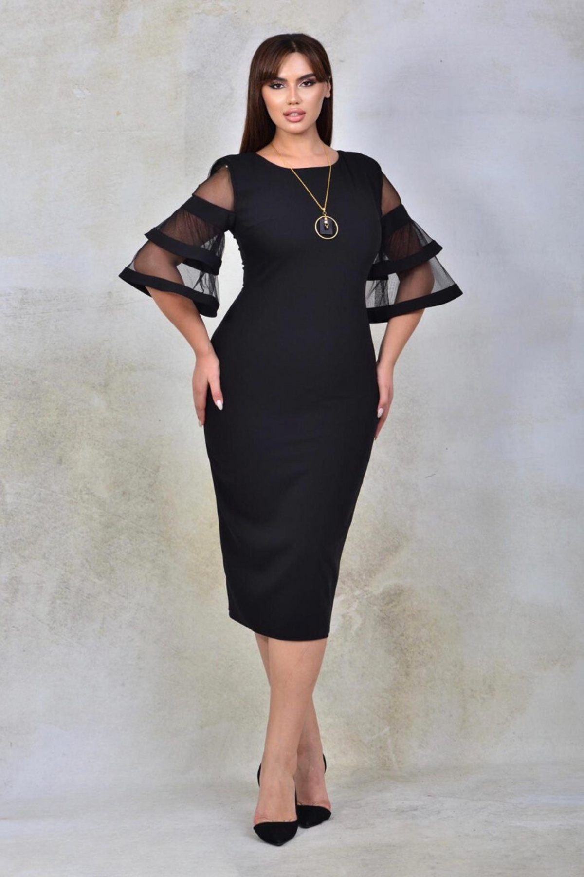 Abito midi nero per donne curvy con maniche a campana in tulle e zip doppio cursore, stile elegante e femminile.