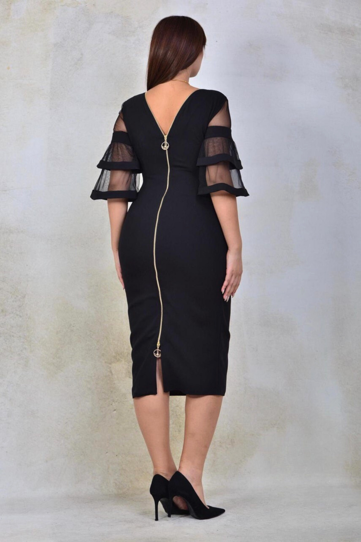 Abito midi nero per donna curvy di Moda-Mania con maniche a campana in tulle e zip doppio cursore