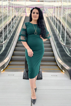 Abito donna curvy verde smeraldo midi con maniche a campana in tulle e zip doppio cursore, stile elegante e moderno.