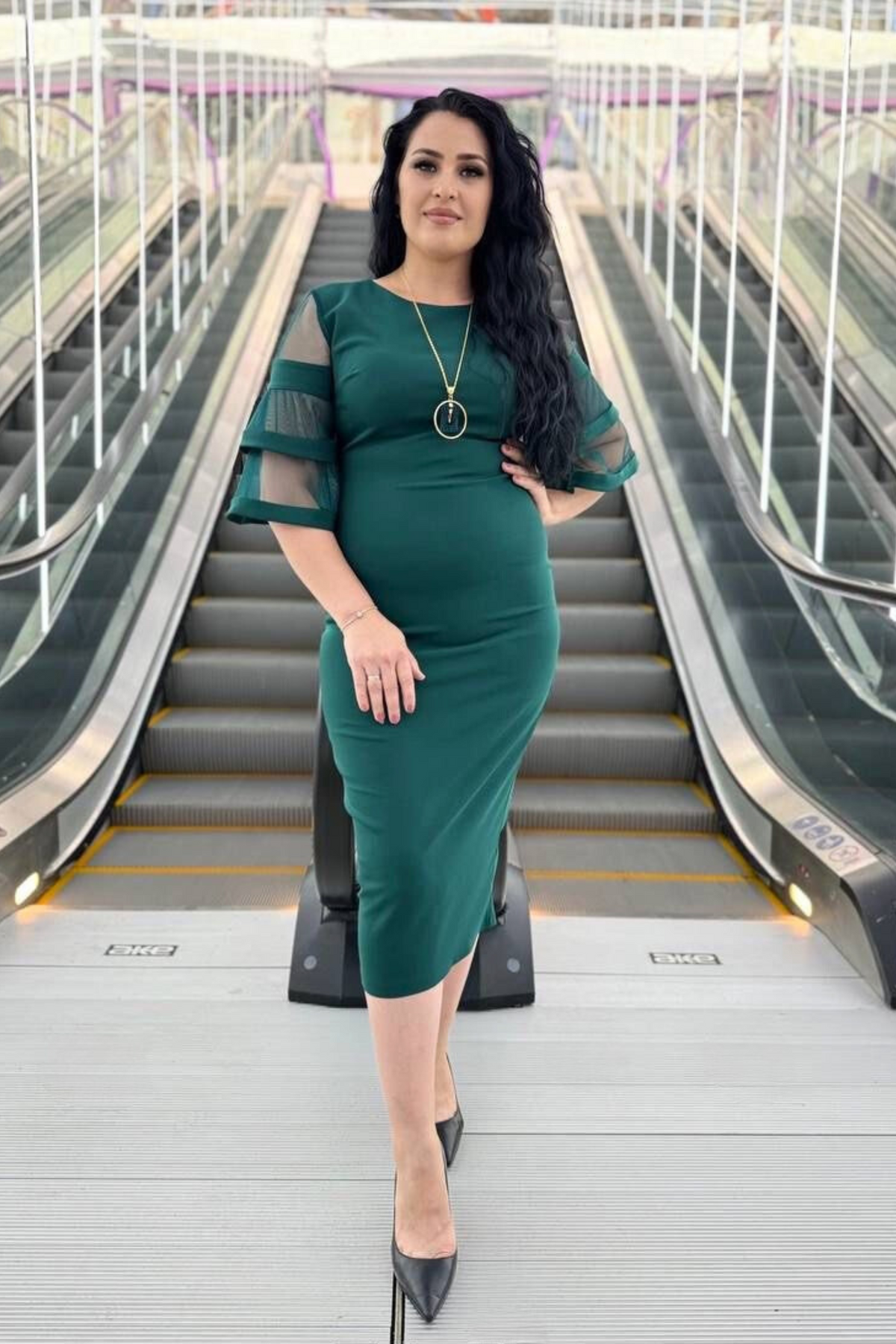 Abito donna curvy verde smeraldo midi con maniche a campana in tulle e zip doppio cursore, stile elegante e moderno.