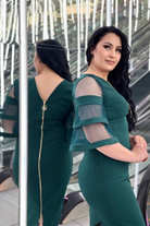 Abito midi verde smeraldo per donne curvy di Moda-Mania, maniche a campana in tulle e zip doppio cursore.