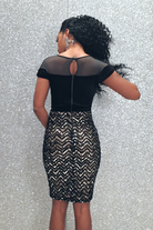 Abito elegante a tubino Fofy con gonna aderente in paillettes a zig zag, corpetto nero in velluto e tulle, abiti corti.