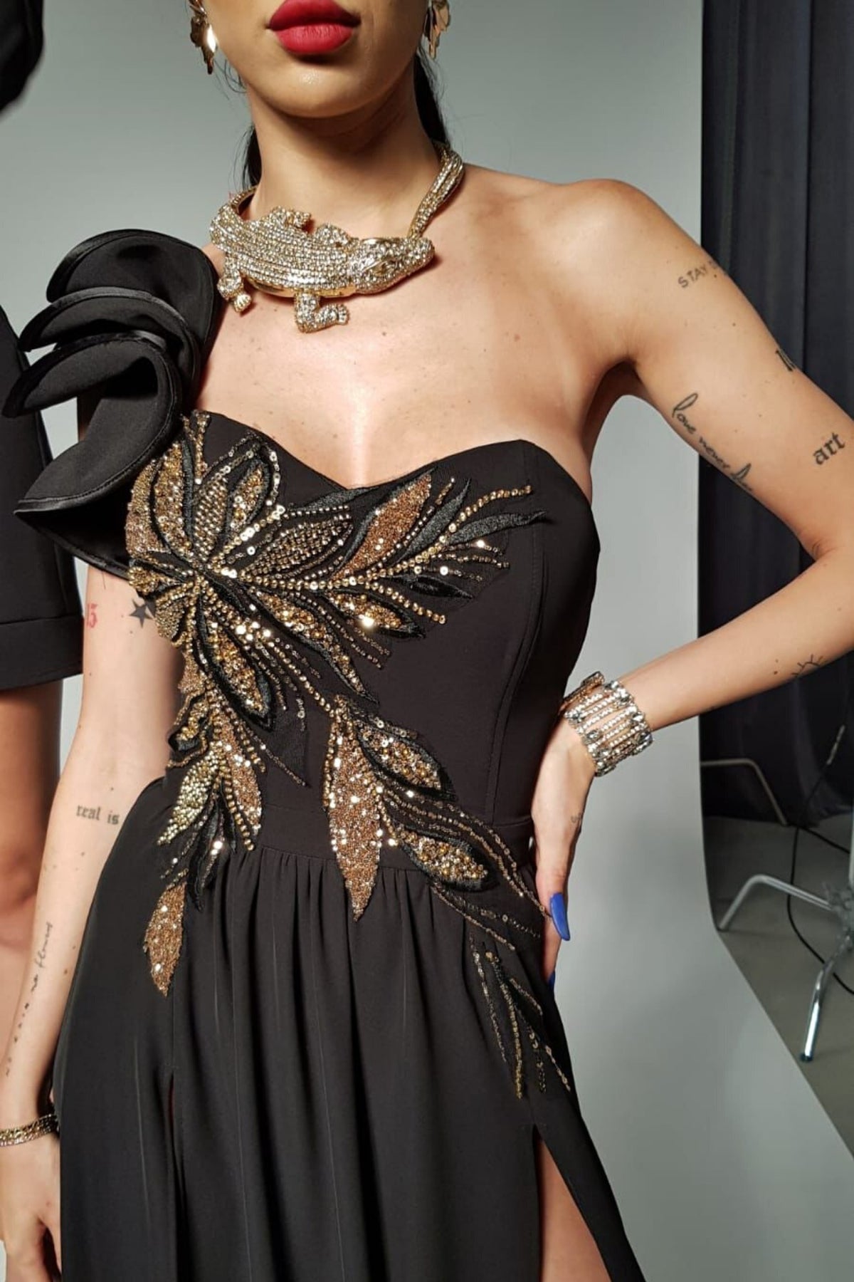 Abito elegante nero Bby con corpetto a cuore applicazione ricami dorati e spacchi profondi laterali