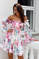Abito estivo Moda-Mania a fantasia floreale rosa e celeste con apertura posteriore e maniche lunghe larghe.