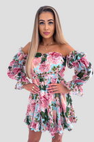 Abito estivo corto Moda-Mania a fantasia floreale verde e rosa con apertura posteriore e maniche lunghe larghe.