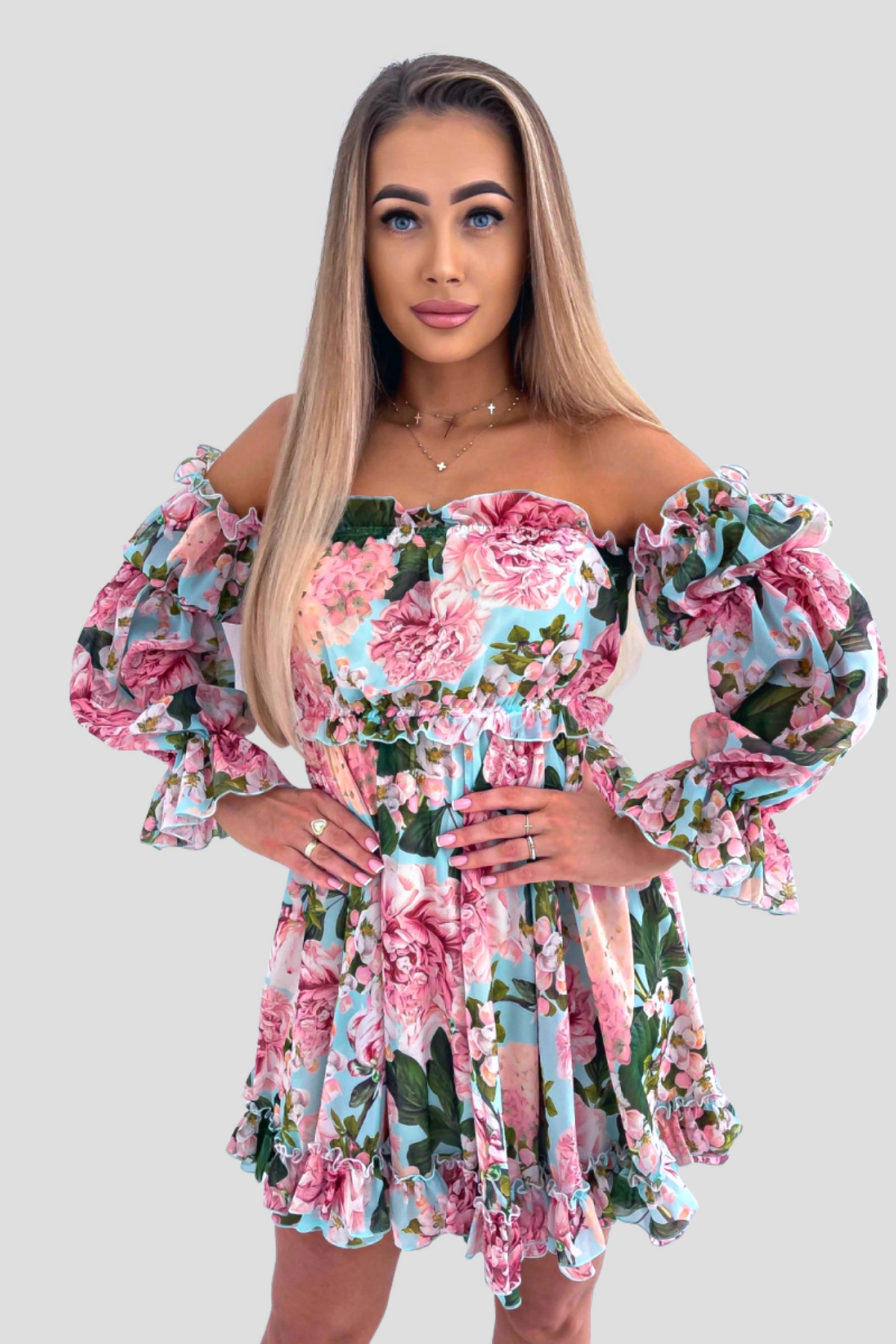 Abito estivo corto Moda-Mania a fantasia floreale verde e rosa con apertura posteriore e maniche lunghe larghe.