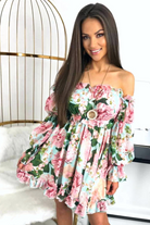 Abito estivo corto Moda-Mania con fantasia floreale verde e rosa, apertura posteriore e maniche lunghe larghe, stile elegante.