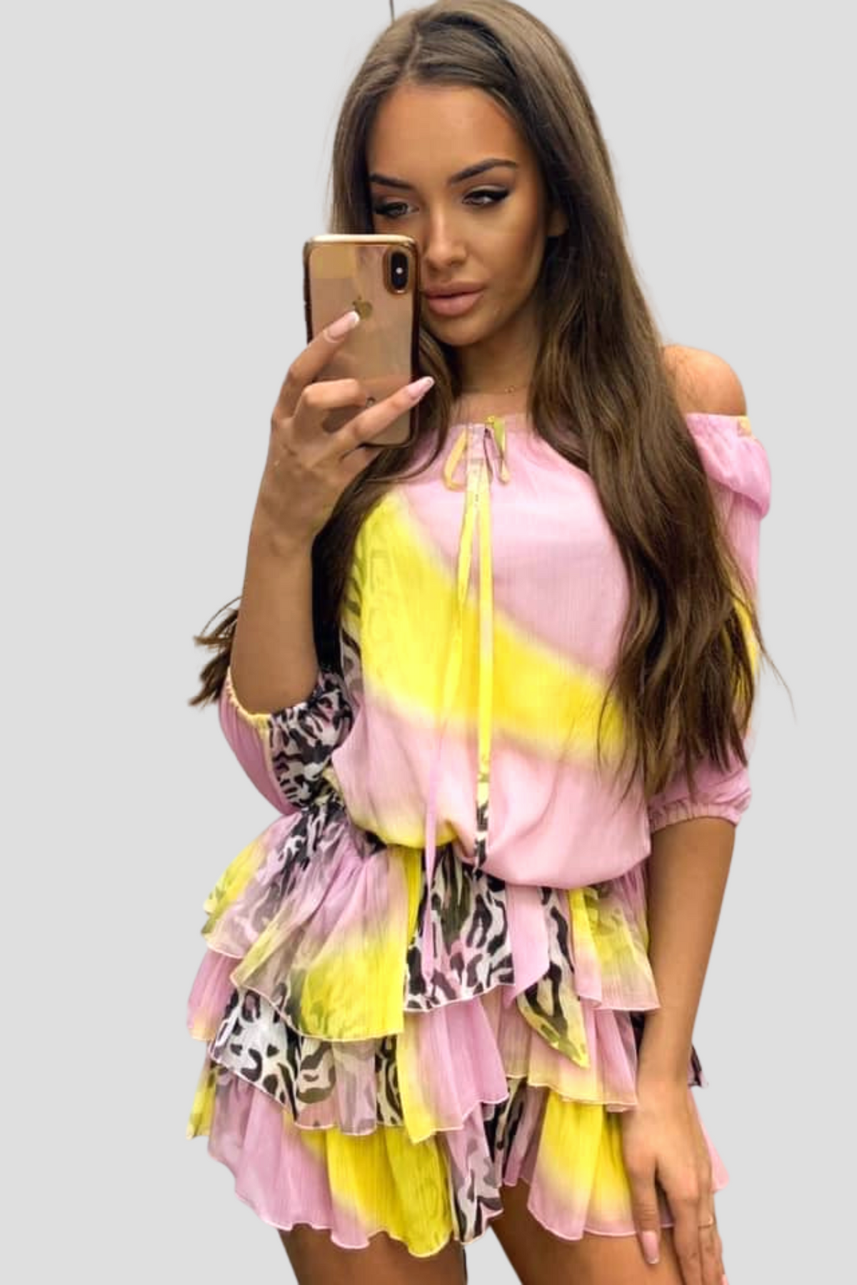 Abito estivo Moda-Mania a fantasia leopardata multicolore con scollo a barchetta e gonna a balze, vestibilità fresca e femminile.