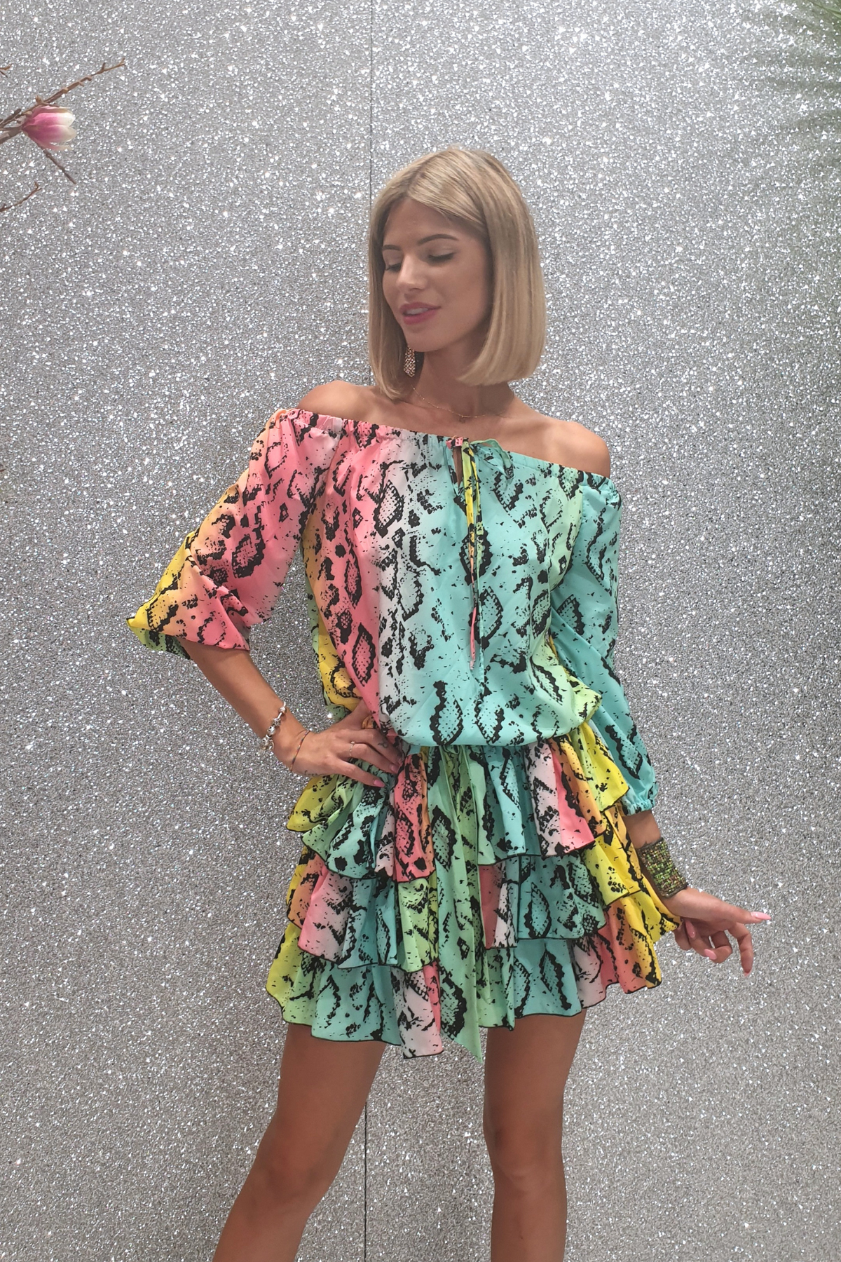 Abito estivo corto Moda-Mania con fantasia rettile multicolore, scollo a barchetta e gonna a balze, perfetto per l'estate.