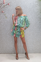 Abito estivo Moda-Mania a fantasia rettile multicolore con scollo a barchetta e gonna a balze, abiti corti eleganti e freschi.