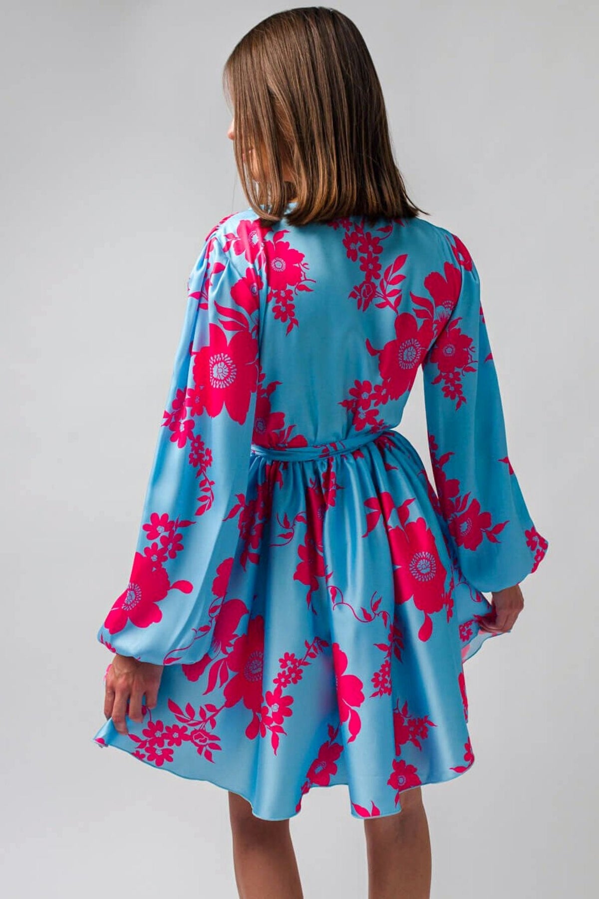 Abito estivo azzurro floreale con maniche lunghe e gonna a ruota allacciabile in vita, moda-mania, abiti corti elegante e fresco
