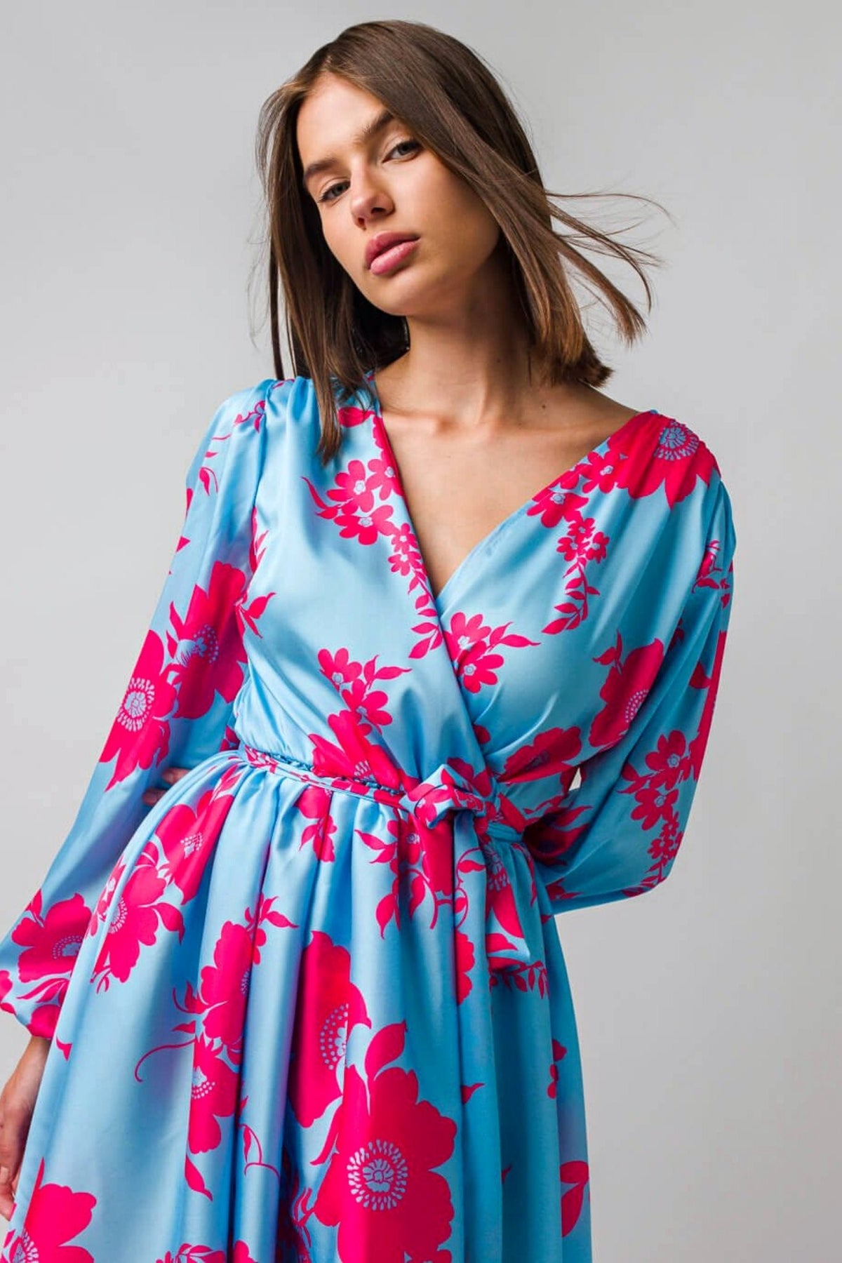 Abito estivo azzurro floreale a manica lunga con gonna a ruota e cintura in vita, marca Moda-Mania, vista frontale.