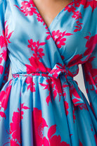 Abito estivo azzurro floreale con maniche lunghe, gonna a ruota allacciabile in vita, firmato Moda-Mania.