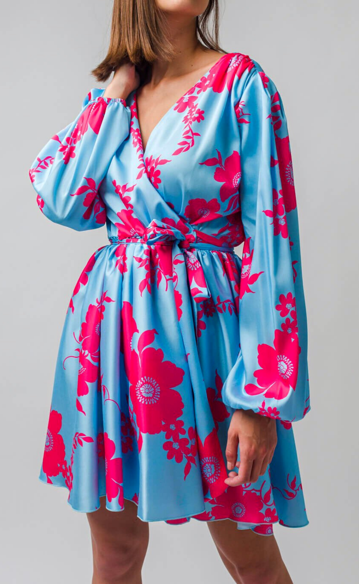 Abito estivo azzurro floreale a manica lunga con gonna a ruota e cintura allacciabile in vita, marca Moda-Mania.