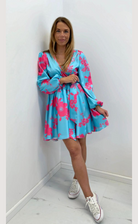 Abito estivo azzurro floreale con maniche lunghe e gonna a ruota allacciabile in vita, brand Moda-Mania.