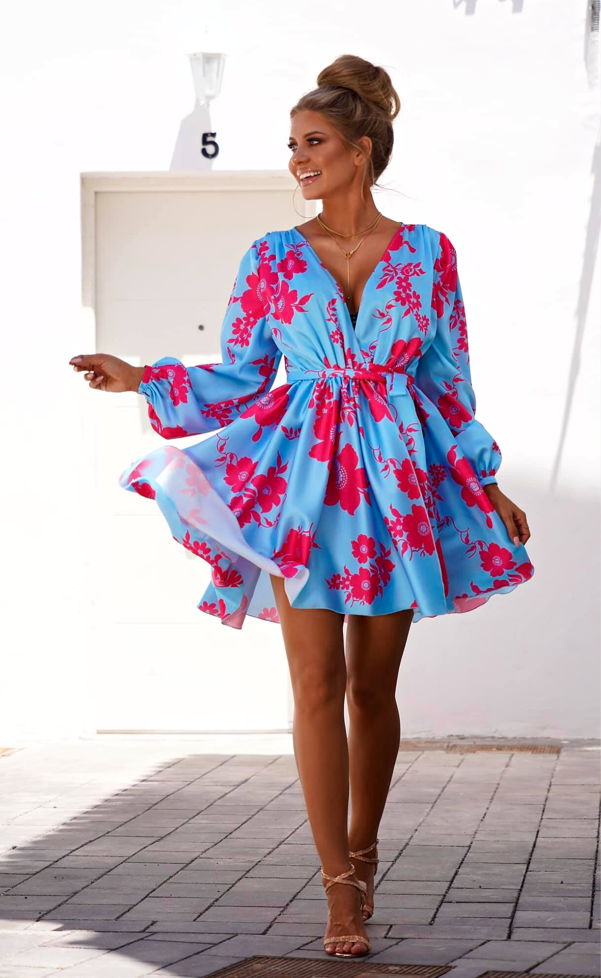 Abito estivo azzurro floreale con maniche lunghe e gonna a ruota allacciabile in vita, marchio Moda-Mania.