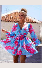 Abito estivo azzurro floreale con maniche lunghe e gonna a ruota allacciabile in vita, marchio Moda-Mania.