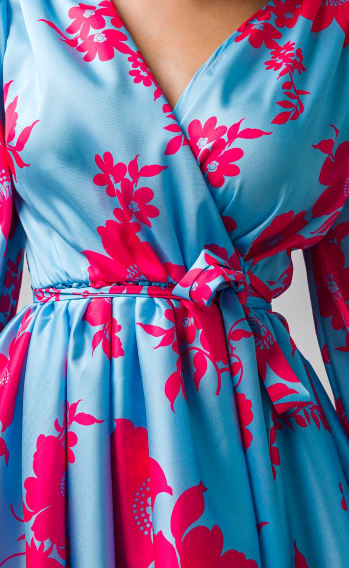 Abito estivo azzurro floreale Moda-Mania con maniche lunghe e gonna a ruota allacciabile in vita, perfetto per la stagione calda.
