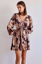 Abito estivo beige floreale a manica lunga con gonna a ruota e cintura allacciabile in vita, di Moda-Mania.