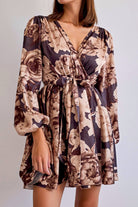 Abito estivo beige floreale a manica lunga con gonna a ruota e cintura allacciabile in vita, Moda-Mania, vista frontale.